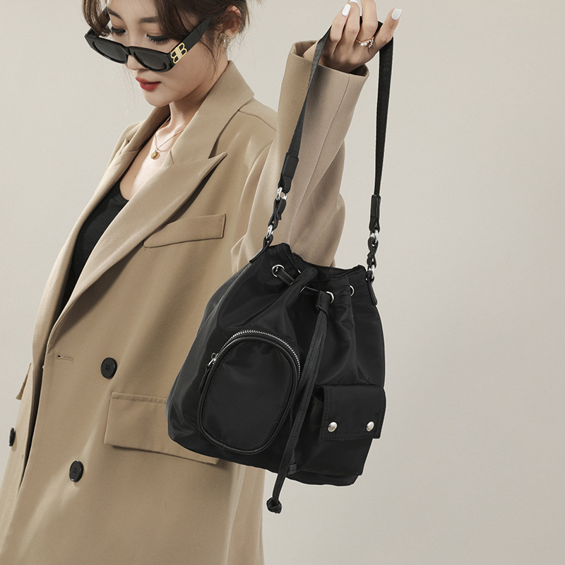 Geantă bucket cu design de nișă, nylon, stil street trend, deschidere cu bandă, buzunar pentru telefon, căptușeală din poliester