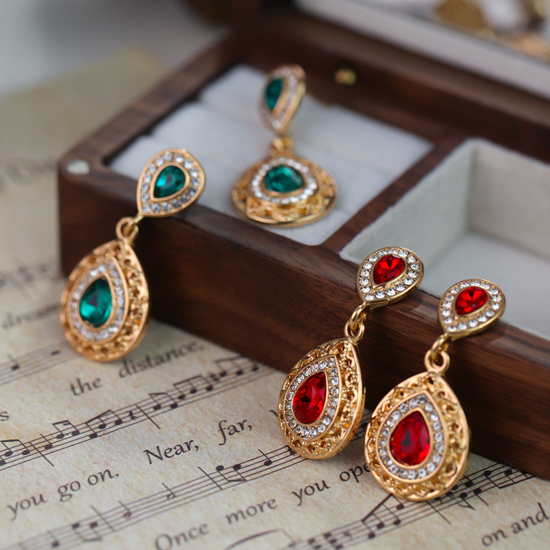 Set cercei și colier cu pandantiv din cristal în formă de picătură de apă; aliaj; lanț șarpe; stil Fashion OL; model: Iubire / Picături de apă / clopot