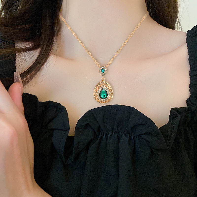 Set cercei și colier cu pandantiv din cristal în formă de picătură de apă; aliaj; lanț șarpe; stil Fashion OL; model: Iubire / Picături de apă / clopot