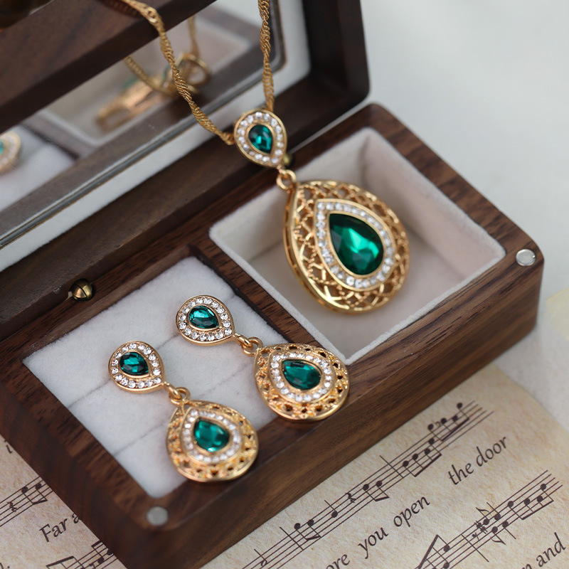 Set cercei și colier cu pandantiv din cristal în formă de picătură de apă; aliaj; lanț șarpe; stil Fashion OL; model: Iubire / Picături de apă / clopot