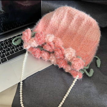 Vunena bucket bag s vezicama za zatvaranje, plišanim unutarnjim dijelom i džepom za mobitel