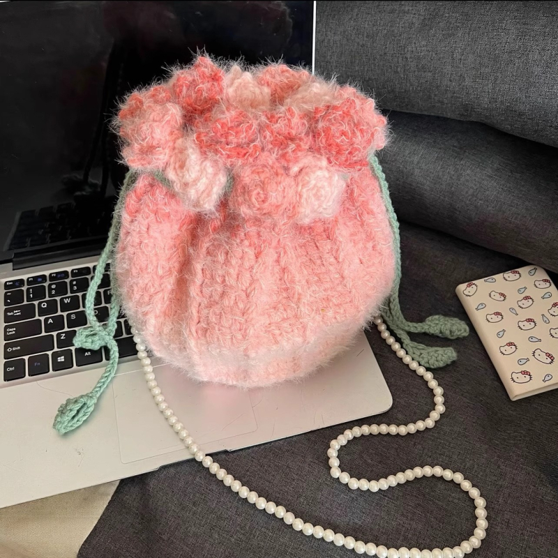 Vunena bucket bag s vezicama za zatvaranje, plišanim unutarnjim dijelom i džepom za mobitel