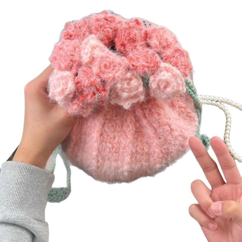 Vunena bucket bag s vezicama za zatvaranje, plišanim unutarnjim dijelom i džepom za mobitel