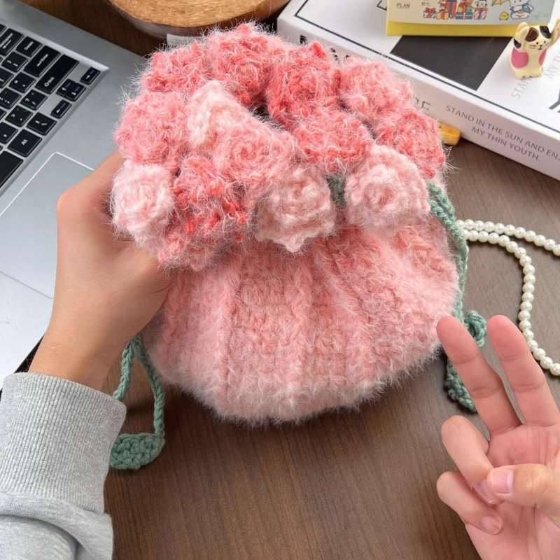 Vunena bucket bag s vezicama za zatvaranje, plišanim unutarnjim dijelom i džepom za mobitel