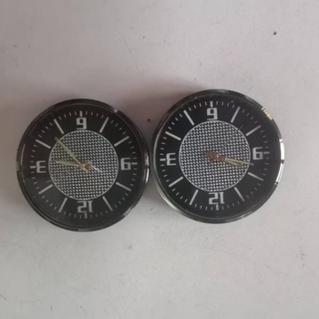 DGCHENUO ceas auto – carcasă din aliaj, unghi reglabil, decor de modă, mecanism quartz Z68