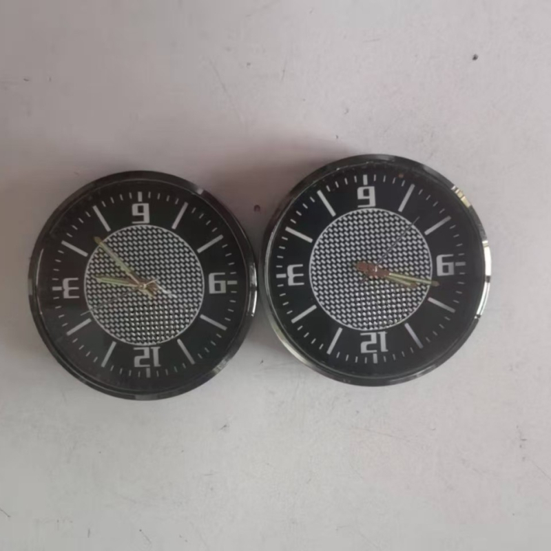 DGCHENUO ceas auto – carcasă din aliaj, unghi reglabil, decor de modă, mecanism quartz Z68