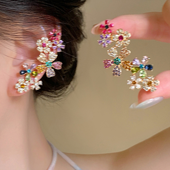 Titán acélból készült fülbevaló és kulcscsonti nyaklánc szett gyémántokkal díszített virágos mintával