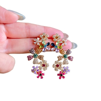 Titán acélból készült fülbevaló és kulcscsonti nyaklánc szett gyémántokkal díszített virágos mintával