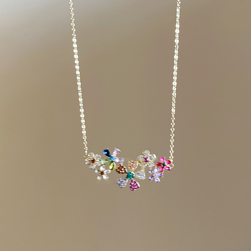 Titán acélból készült fülbevaló és kulcscsonti nyaklánc szett gyémántokkal díszített virágos mintával