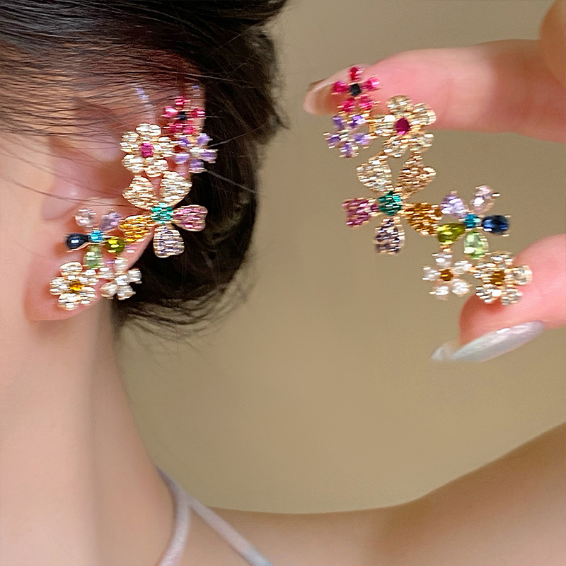 Titán acélból készült fülbevaló és kulcscsonti nyaklánc szett gyémántokkal díszített virágos mintával