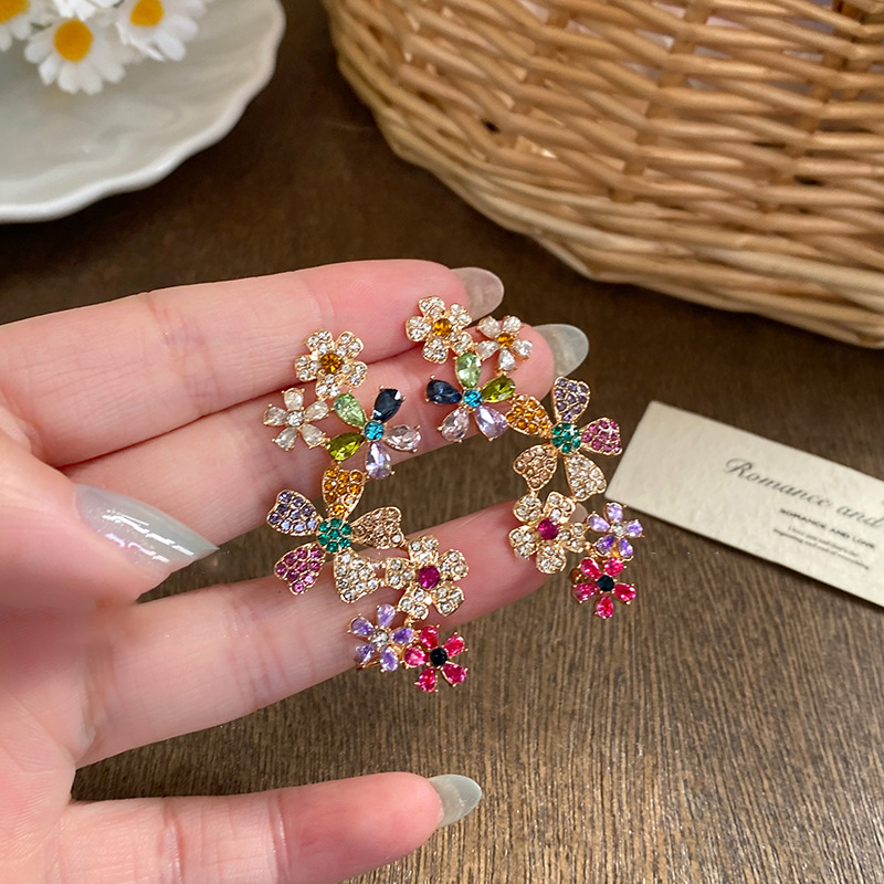 Titán acélból készült fülbevaló és kulcscsonti nyaklánc szett gyémántokkal díszített virágos mintával