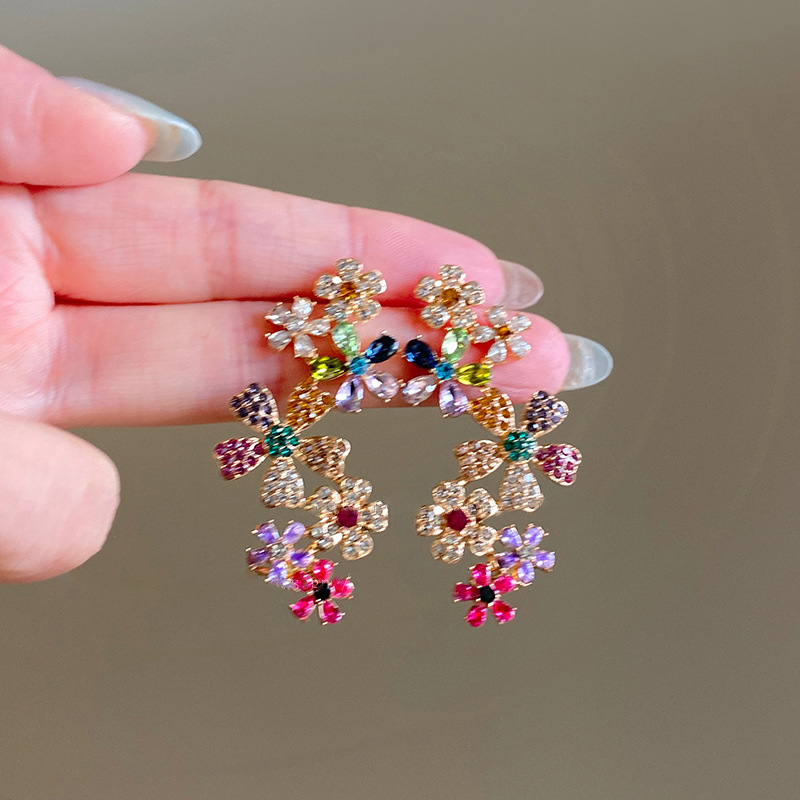 Titán acélból készült fülbevaló és kulcscsonti nyaklánc szett gyémántokkal díszített virágos mintával