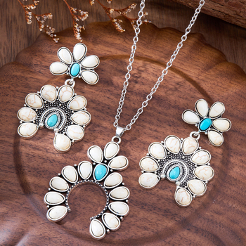 Ékszerszett: fülbevaló és nyaklánc, türkizkő, elektroplakálás, medál a keverék kövek elrendezésével, növény- és virágmotívum