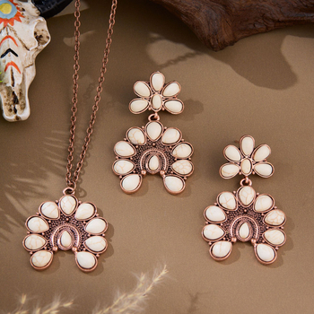 Ékszerszett: fülbevaló és nyaklánc, türkizkő, elektroplakálás, medál a keverék kövek elrendezésével, növény- és virágmotívum