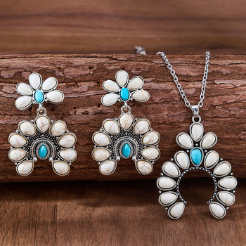 Ékszerszett: fülbevaló és nyaklánc, türkizkő, elektroplakálás, medál a keverék kövek elrendezésével, növény- és virágmotívum
