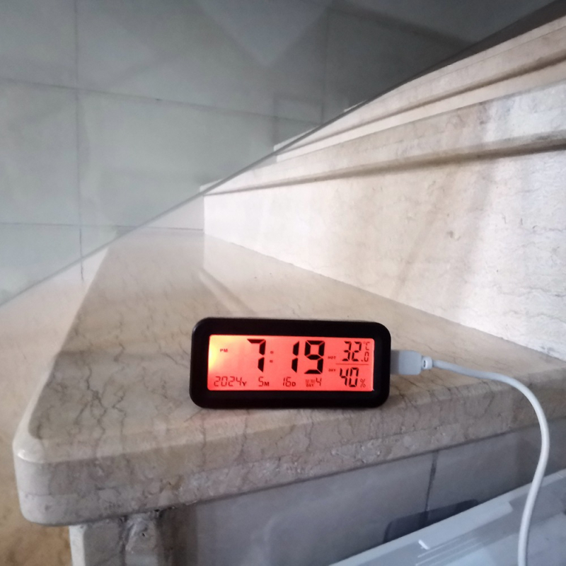 Solarni digitalni mjerač temperature i vlage za auto i dom s osvijetljenim satom, ABS kućište