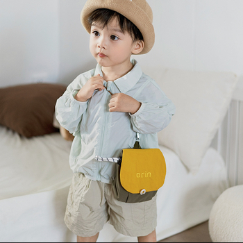 Geantă de umăr din nailon cu motiv literă — unisex, potrivită pentru elevii din învățământul primar, material: țesătură compozită, căptușeală: poliester, stil: simplitate urbană