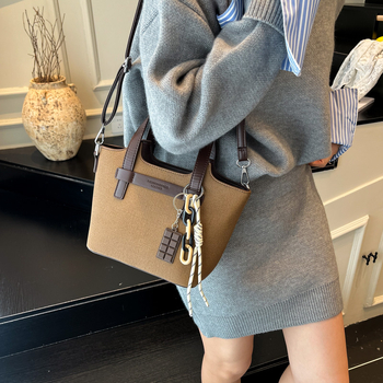 Crossbody bucket táska — PU bőr, városi minimalist stílus, cipzár, vízszintes négyzet alak, poliészter bélés