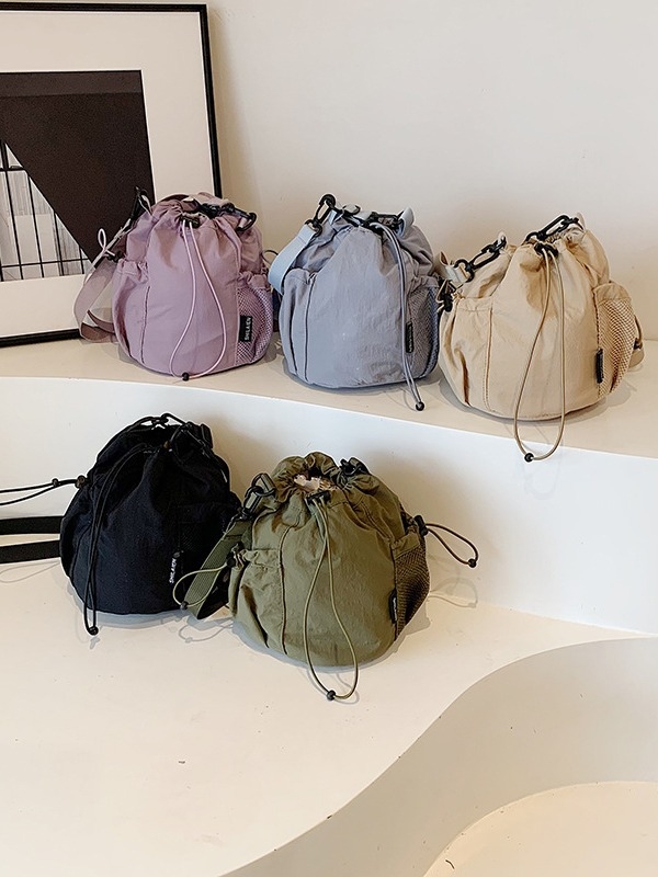 Nylon keresztpántos bucket táska zsinórral – utcai divat, poliészter bélés, telefon zseb