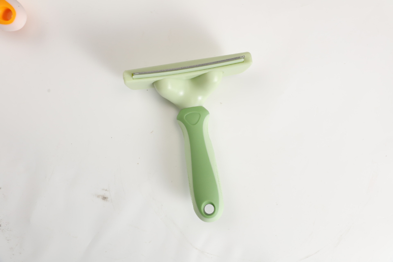 Pieptene pentru îndepărtarea părului la pisici și câini – descurcător, din oțel inoxidabil și plastic