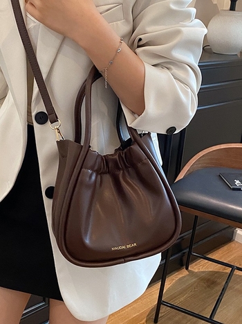 PU vedrová taška cez rameno, magnetické zapínanie, polyesterová podšívka, skrytý zipsový vrecko