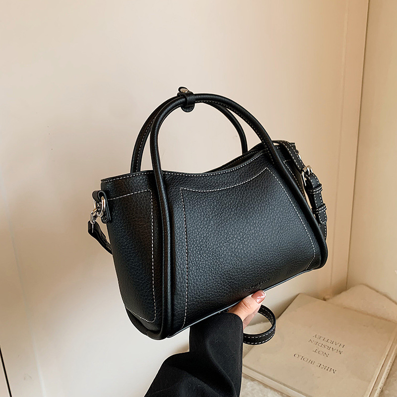 Bucket bag PU, с цип за отваряне, хоризонтална квадратна форма, полиестерна облицовка, вътрешен джоб с цип и джоб за телефон, една презрамка, ежедневна употреба.