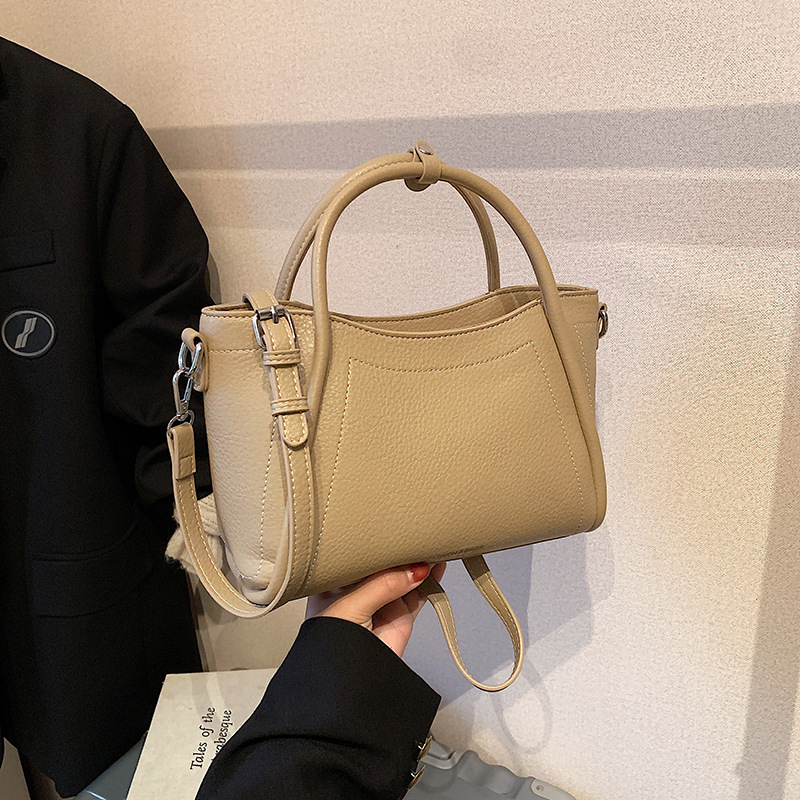 Bucket bag PU, с цип за отваряне, хоризонтална квадратна форма, полиестерна облицовка, вътрешен джоб с цип и джоб за телефон, една презрамка, ежедневна употреба.