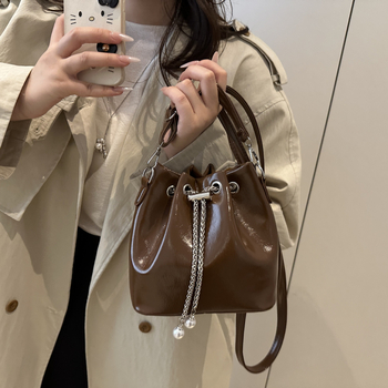 PU anyagú bucket táska, utcai stílus, húzózsinór zárás, poliészter bélés, horizontális négyzet alak