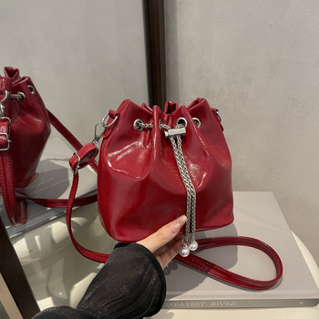 PU anyagú bucket táska, utcai stílus, húzózsinór zárás, poliészter bélés, horizontális négyzet alak