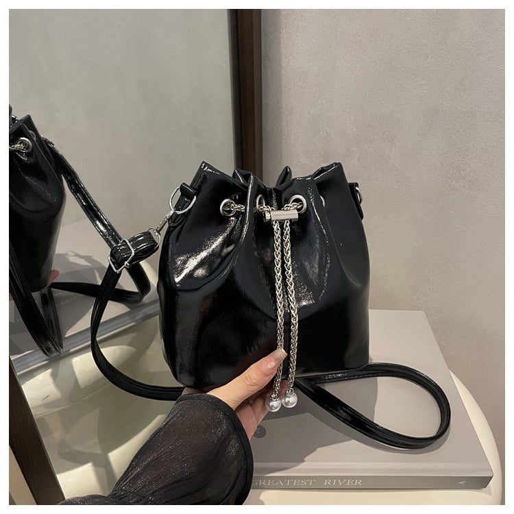 PU anyagú bucket táska, utcai stílus, húzózsinór zárás, poliészter bélés, horizontális négyzet alak