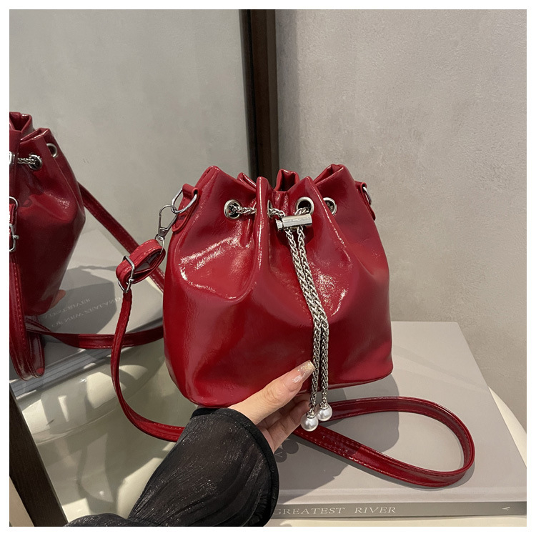 PU anyagú bucket táska, utcai stílus, húzózsinór zárás, poliészter bélés, horizontális négyzet alak