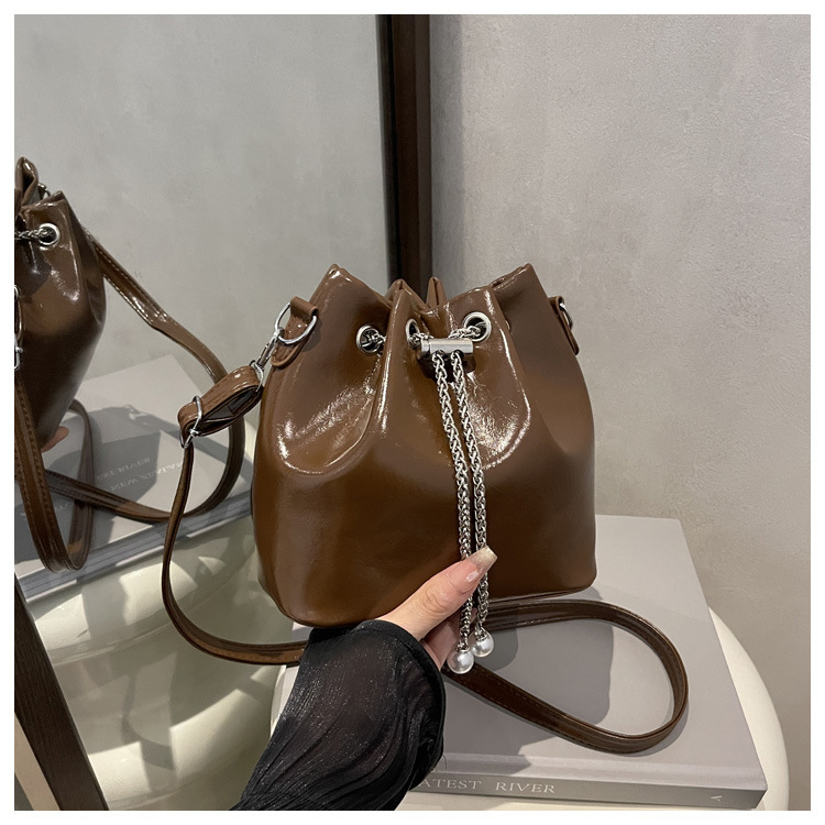 PU anyagú bucket táska, utcai stílus, húzózsinór zárás, poliészter bélés, horizontális négyzet alak