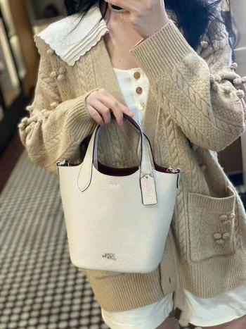 Koujia Hanna bögre táska valódi bőrből, monogram mintával, első réteg marhahúrból, nyitható felső, poliészter bélés, belső zsebek telefonra és igazolványra, városi minimalista stílus