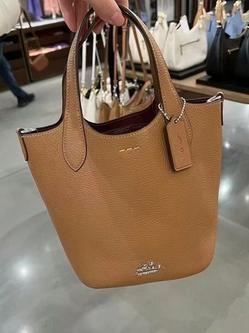 Koujia Hanna bögre táska valódi bőrből, monogram mintával, első réteg marhahúrból, nyitható felső, poliészter bélés, belső zsebek telefonra és igazolványra, városi minimalista stílus