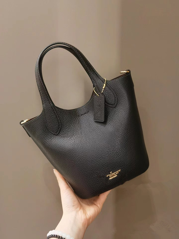 Koujia Hanna bögre táska valódi bőrből, monogram mintával, első réteg marhahúrból, nyitható felső, poliészter bélés, belső zsebek telefonra és igazolványra, városi minimalista stílus