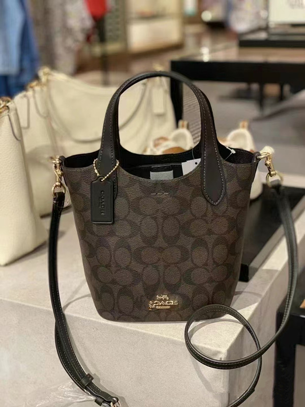 Koujia Hanna bögre táska valódi bőrből, monogram mintával, első réteg marhahúrból, nyitható felső, poliészter bélés, belső zsebek telefonra és igazolványra, városi minimalista stílus