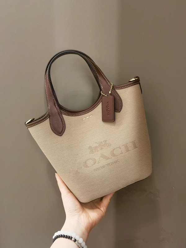 Koujia Hanna bögre táska valódi bőrből, monogram mintával, első réteg marhahúrból, nyitható felső, poliészter bélés, belső zsebek telefonra és igazolványra, városi minimalista stílus