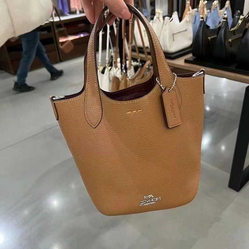 Koujia Hanna bögre táska valódi bőrből, monogram mintával, első réteg marhahúrból, nyitható felső, poliészter bélés, belső zsebek telefonra és igazolványra, városi minimalista stílus