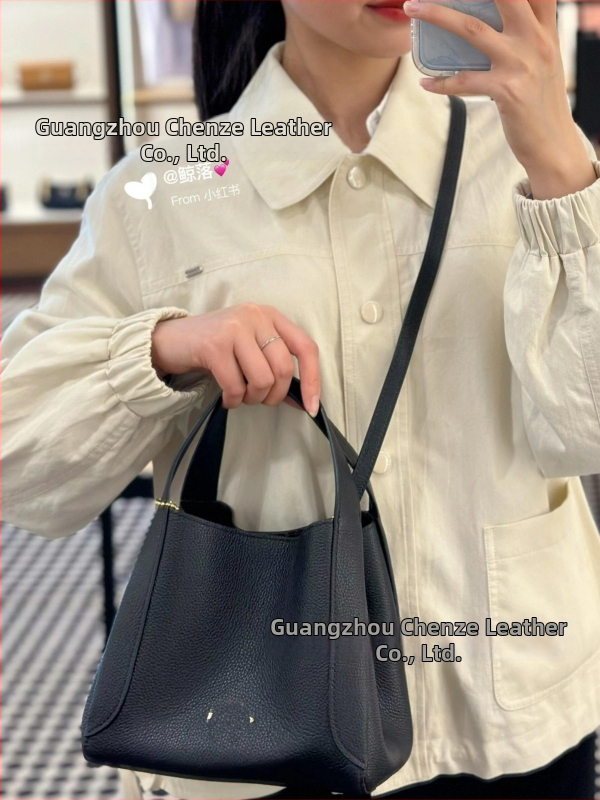 Aq Hadley Bucket Bag z pravej kože, tvár vedra, mestský jednoduchý štýl, polyesterová podšívka, zapínanie háčikom