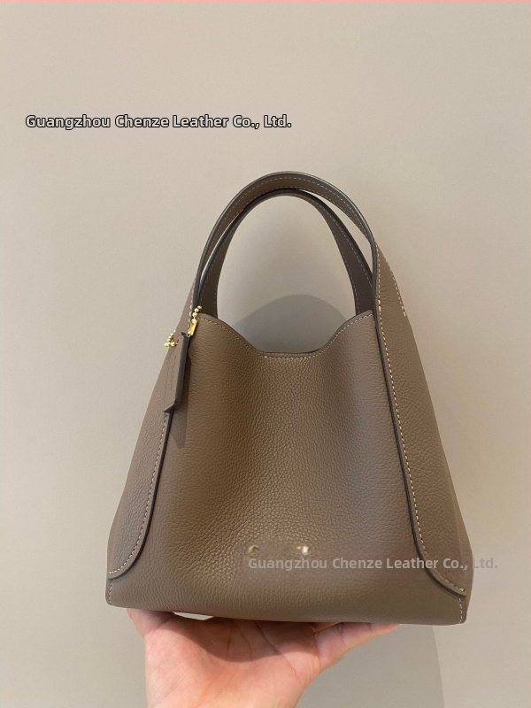 Aq Hadley Bucket Bag z pravej kože, tvár vedra, mestský jednoduchý štýl, polyesterová podšívka, zapínanie háčikom