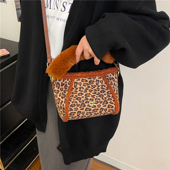 Koreai stílusú női crossbody táska PU bőrrel, cipzárral, kagyló alakú formával