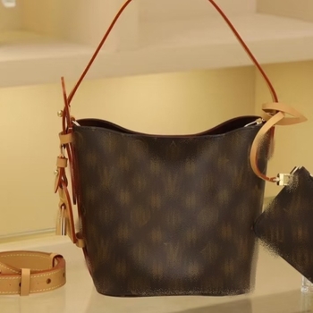 Valódi bőrből készült kosár alakú táska, utcai divat stílus, ovális forma, cipzáras zárás, poliészter bélés, belső zsebek: cipzáras zseb, telefonzseb, ID zseb, kamera zseb, kettős vállpánt, tavasz 2025