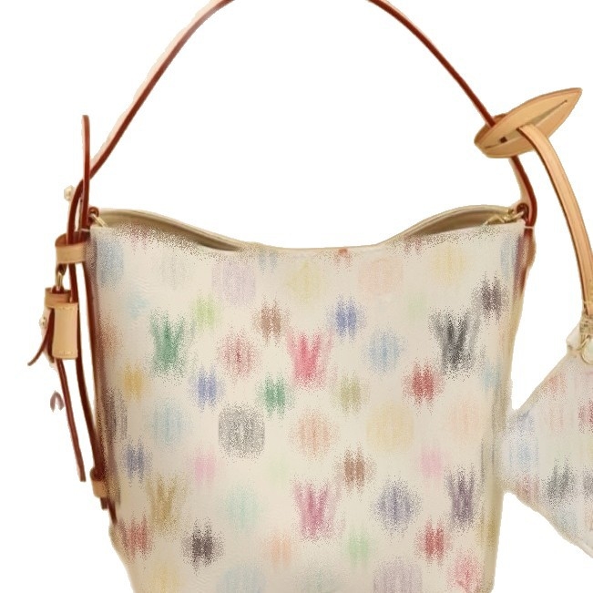 Valódi bőrből készült kosár alakú táska, utcai divat stílus, ovális forma, cipzáras zárás, poliészter bélés, belső zsebek: cipzáras zseb, telefonzseb, ID zseb, kamera zseb, kettős vállpánt, tavasz 2025