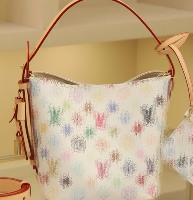 Valódi bőrből készült kosár alakú táska, utcai divat stílus, ovális forma, cipzáras zárás, poliészter bélés, belső zsebek: cipzáras zseb, telefonzseb, ID zseb, kamera zseb, kettős vállpánt, tavasz 2025