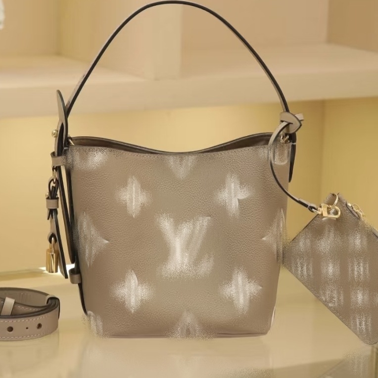 Valódi bőrből készült kosár alakú táska, utcai divat stílus, ovális forma, cipzáras zárás, poliészter bélés, belső zsebek: cipzáras zseb, telefonzseb, ID zseb, kamera zseb, kettős vállpánt, tavasz 2025