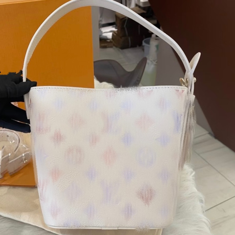 Valódi bőrből készült kosár alakú táska, utcai divat stílus, ovális forma, cipzáras zárás, poliészter bélés, belső zsebek: cipzáras zseb, telefonzseb, ID zseb, kamera zseb, kettős vállpánt, tavasz 2025