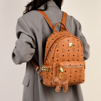 Szegecses hátizsák geometriai mintával, vízálló PU anyagból, 8 hüvelykes laptophoz illeszkedik, kapacitás 20 L alatt