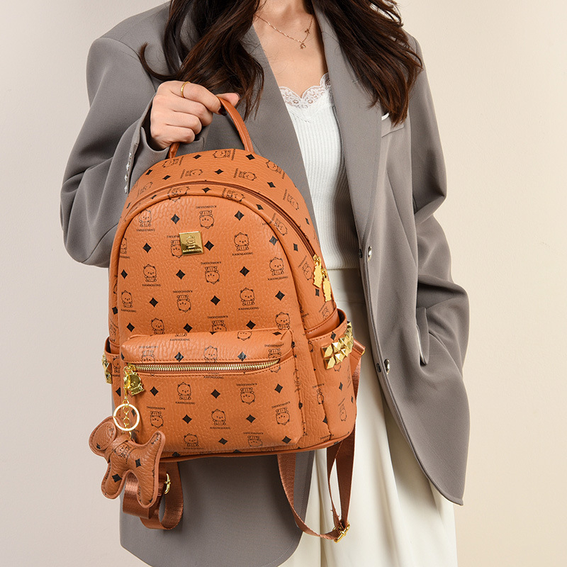 Szegecses hátizsák geometriai mintával, vízálló PU anyagból, 8 hüvelykes laptophoz illeszkedik, kapacitás 20 L alatt