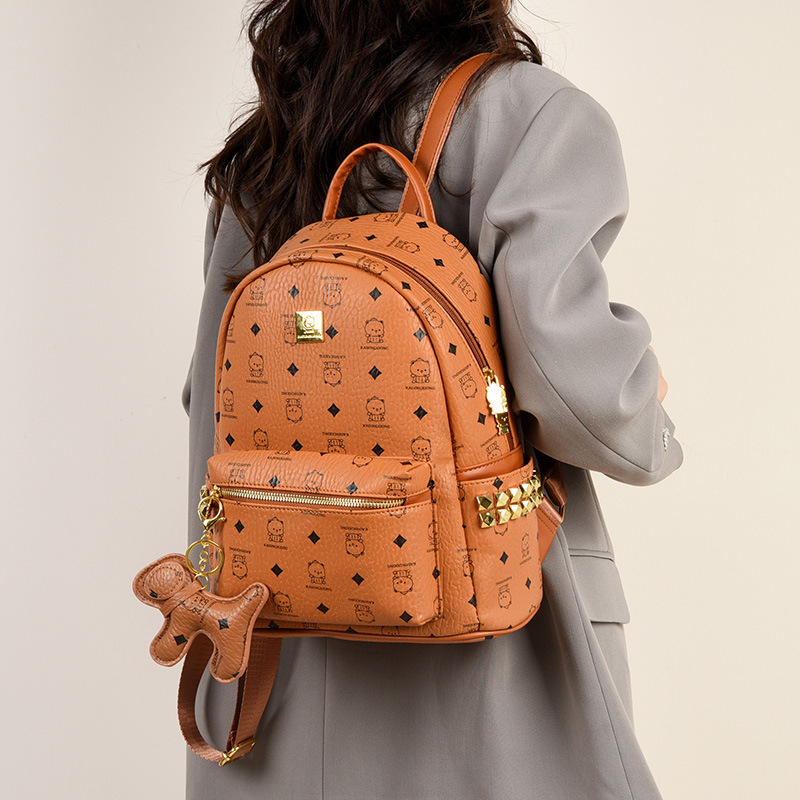 Szegecses hátizsák geometriai mintával, vízálló PU anyagból, 8 hüvelykes laptophoz illeszkedik, kapacitás 20 L alatt