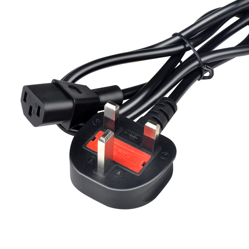 Daudzstandarta AC barošanas kabelis, šķērsgriezums 0,5 mm², garums 100 cm, 2 pieslēgvietas un 3 pieslēgvietas, 3-vadu savienojums